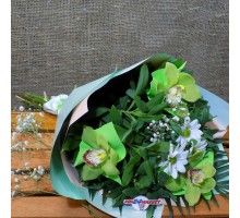 Букет (1чика, 1 хризантема, 3 орхидеи, гипсофил)