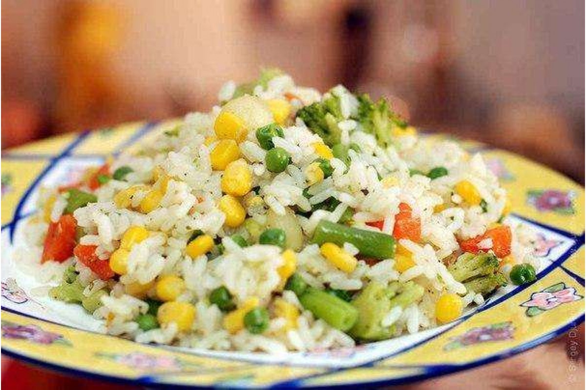Рецепт вкусного риса с овощами. Рис басмати с овощами. Рис басмати с горошком и кукурузой. Рис с овощами на гарнир. Сложный гарнир.