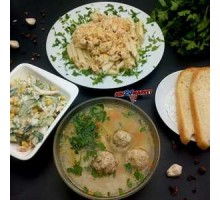 Суп рисовый с фрикадельками, макароны с куриным филе, салат из пекинской капусты, ASH-комплемент
